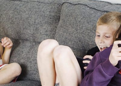 Niños usando wifi desde el sofá