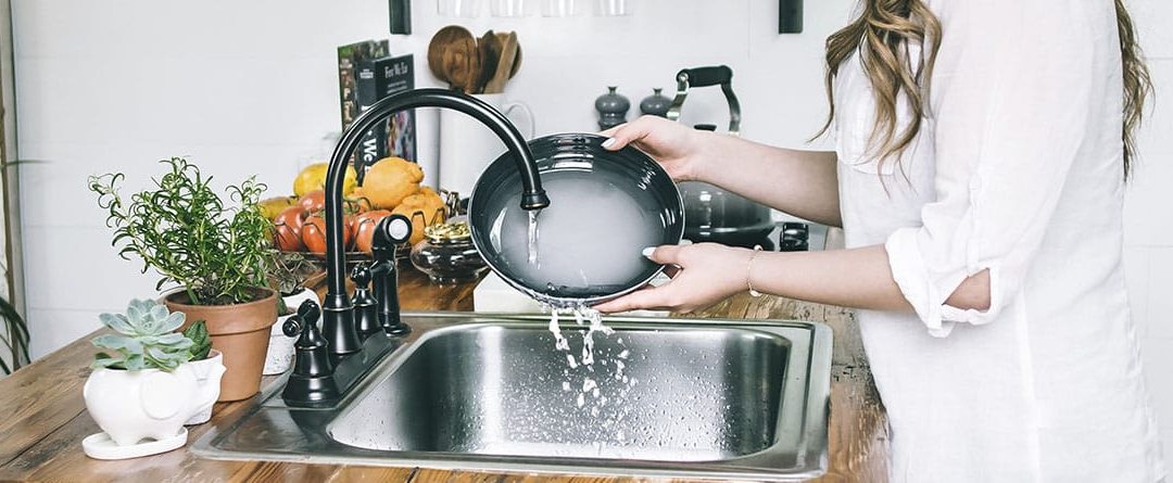 ¿Cómo ahorrar agua lavando los platos?
