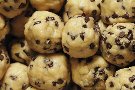 Bolas de masa cruda de galletas con virutas de chocolate