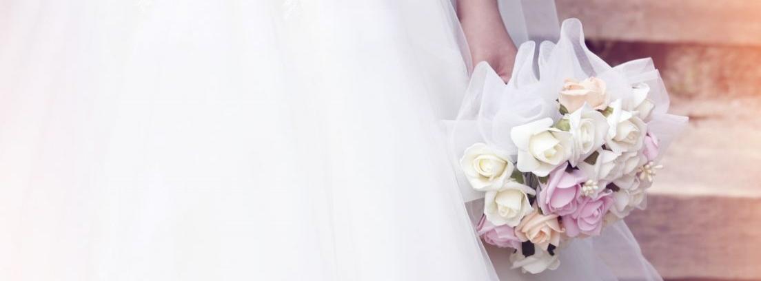 Bouquet para novia hecho con rosas blancas