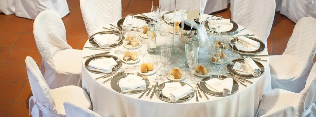 Elegir mantel y servilletas para preparar una mesa formal
