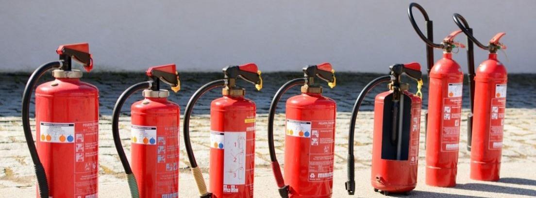 Diferentes extintores para incendios