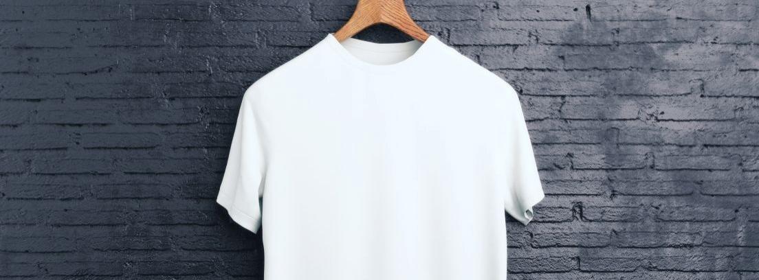 Camiseta blanca colgada en una percha sobre fondo negro