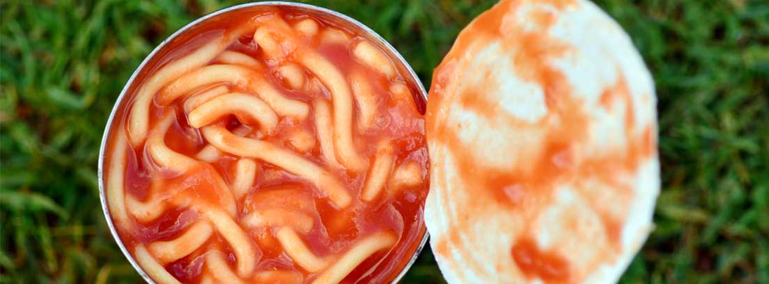 Vista cenital de una lata de conservas abierta con pasta con tomate