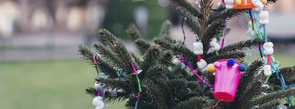 árbol de navidad con vasos de plástico