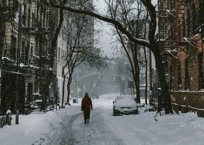 persona caminando por una calle con nieve y hielo