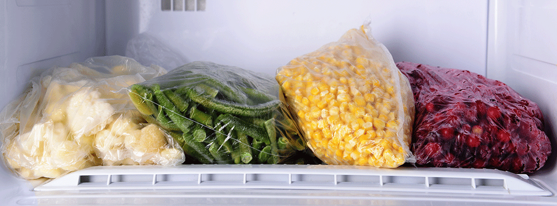 distintos alimentos dentro de un congelador