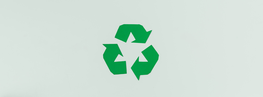 Símbolo de reciclaje sobre varios productos de cartón