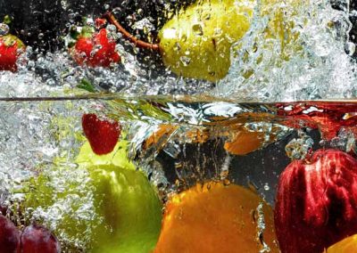 Frutas y verduras sumergidas en agua