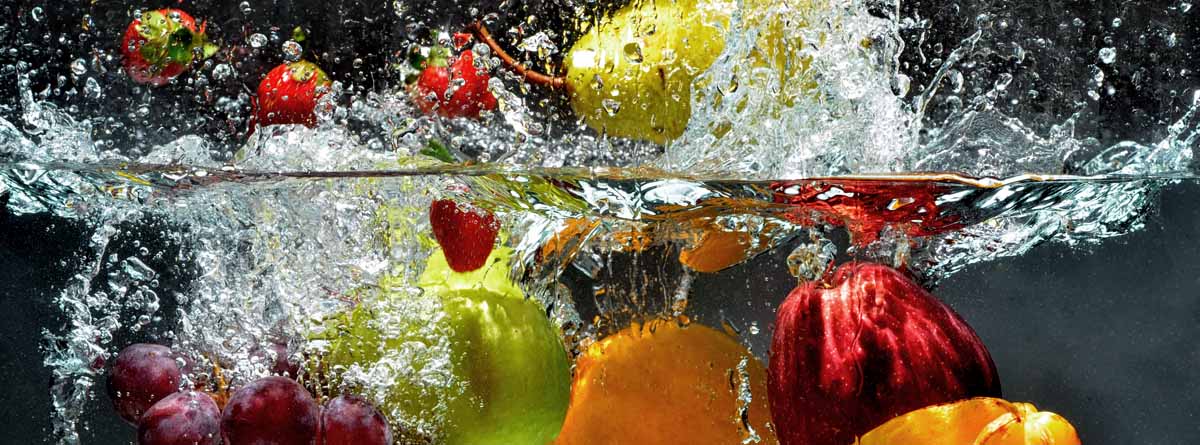 Frutas y verduras sumergidas en agua