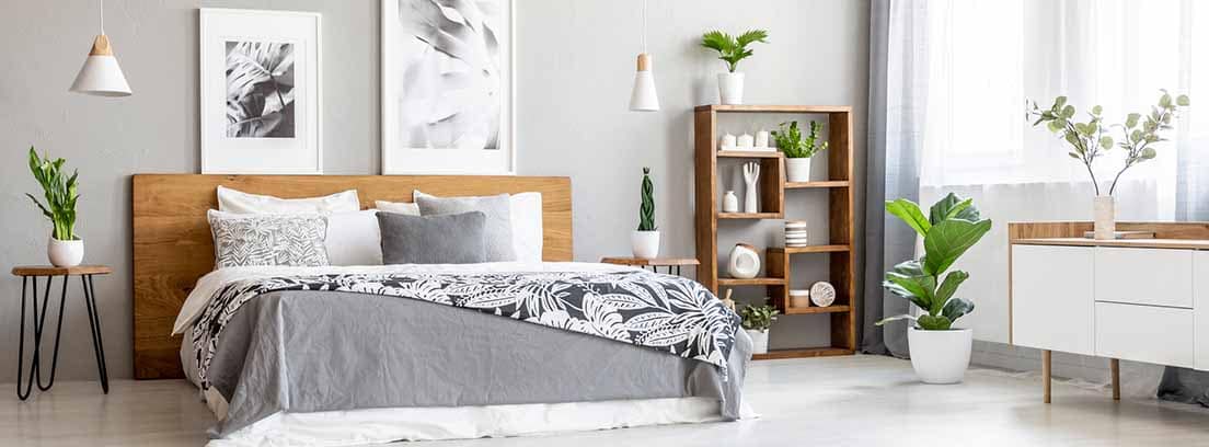 Dormitorio en tonos grises con cabecero de madera