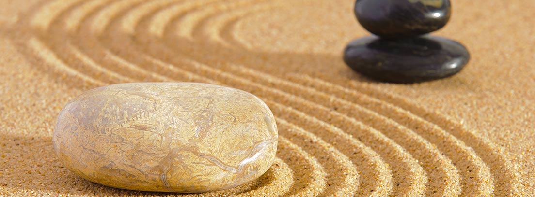 Piedras dispuestas de forma relajante en arena