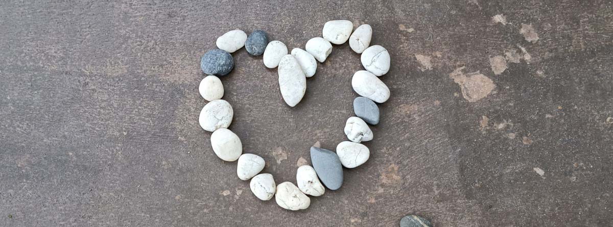 piedras en forma de corazón