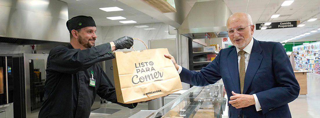 El presidente de Mercadona Juan Roig coge una bolsa de comida Lito para comer