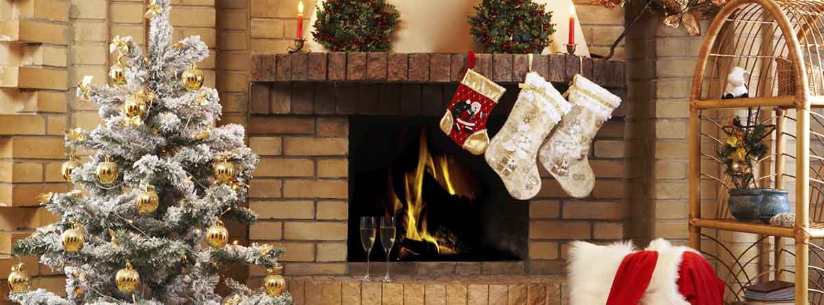 Calcetín de navidad en la chimenea