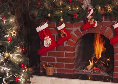 calcetines de navidad en la chimenea