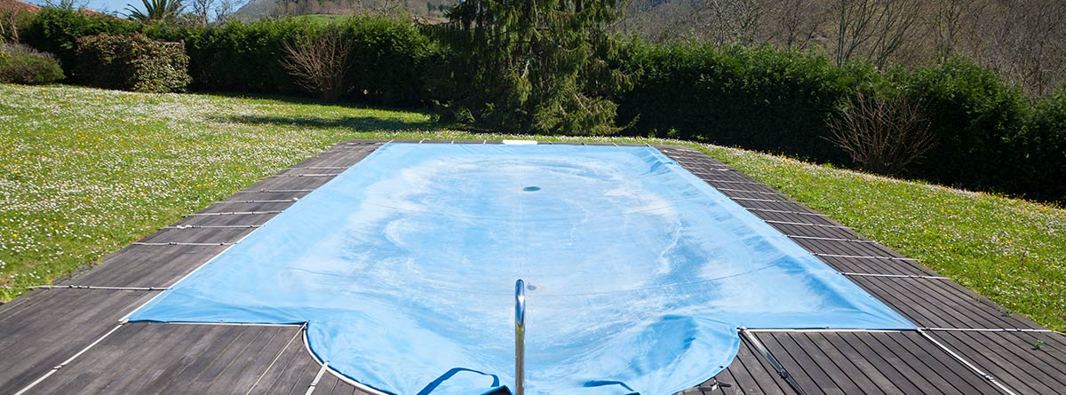 piscina cubierta con una lona