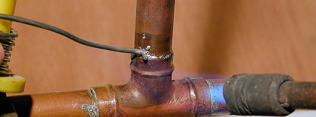 Proceso de soldadura de una tubería de cobre con estaño y soplete
