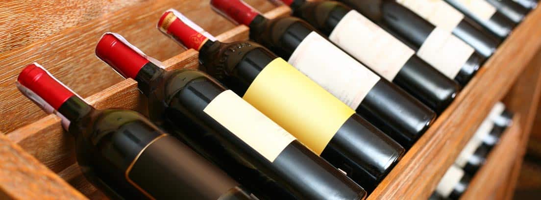 Varias botellas de vino en un botellero de madera