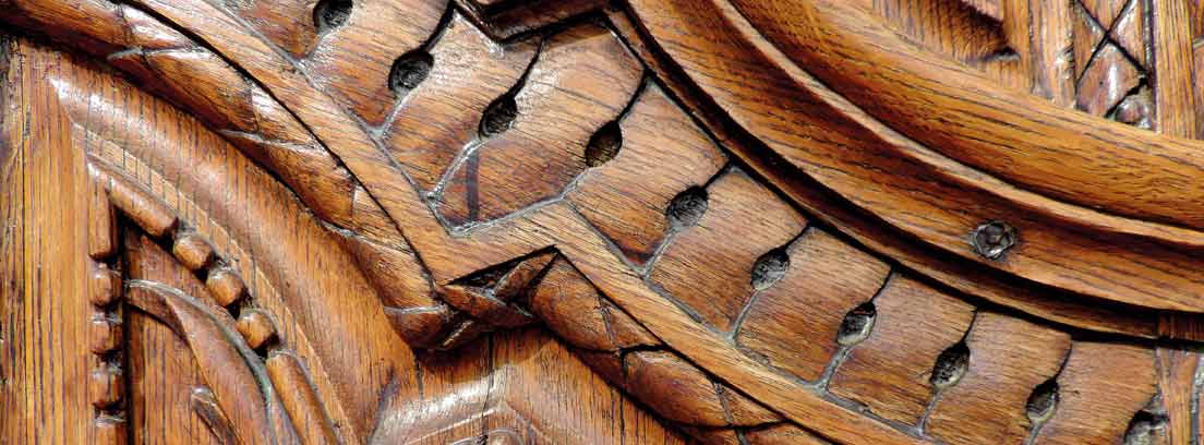 Detalle de una talla realizada en madera de teca