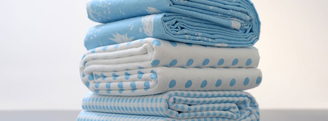 Varias sábanas de color azul apiladas