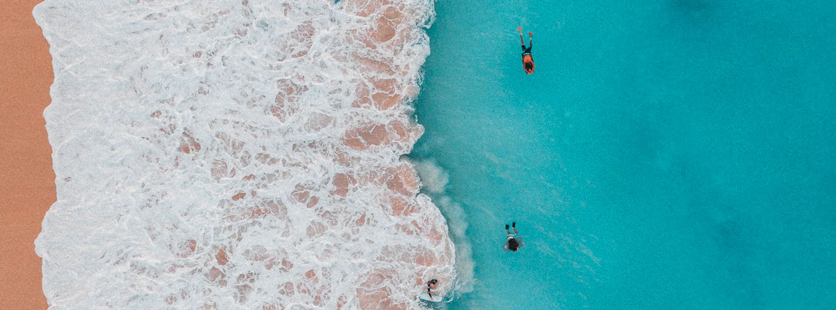 dos personas nadando en el mar con olas, imagen vista desde arriba