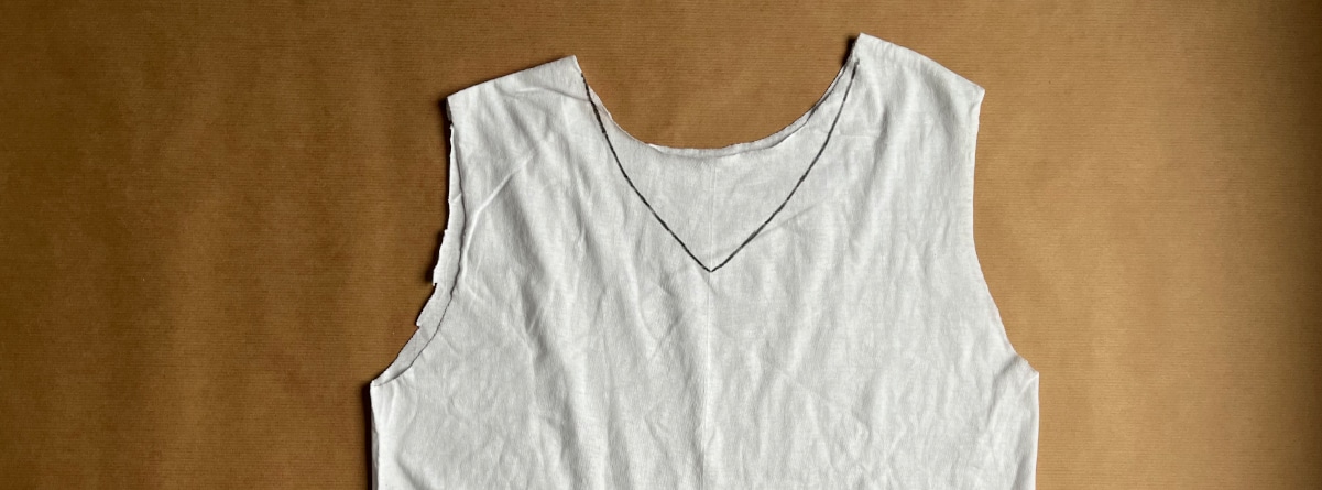 Detalle del cuello de una camiseta