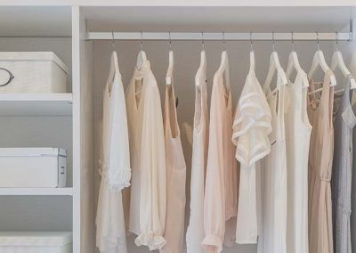 armario empotrado con ropa