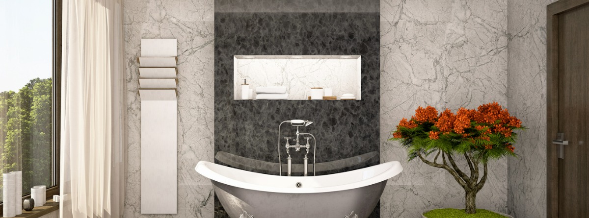 amplio baño con una bañera y la pared de gres porcelánico gran formato