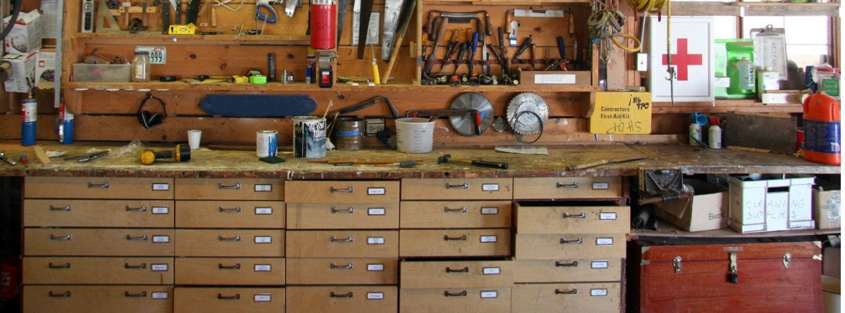 banco de trabajo creado con cajoneras, estanterías y muebles antiguos, lleno de herramientas