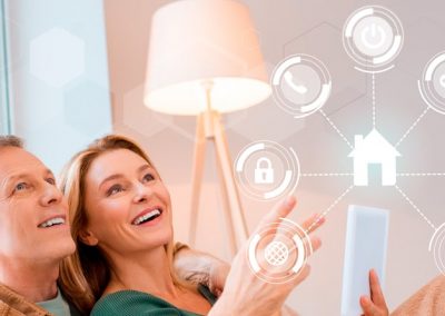 Hombre y mujer utilizando un dispositivo para gestionar un hogar inteligente