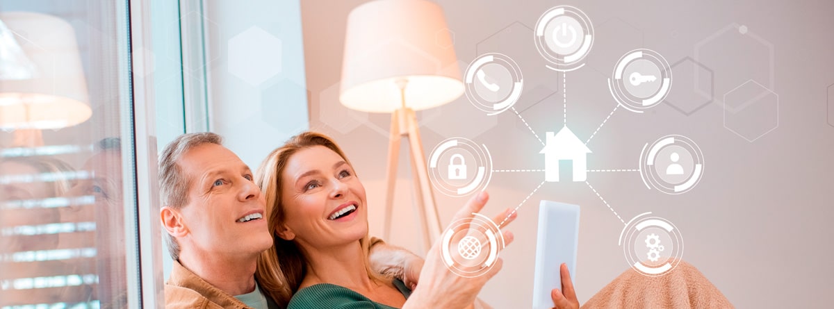 Hombre y mujer utilizando un dispositivo para gestionar un hogar inteligente