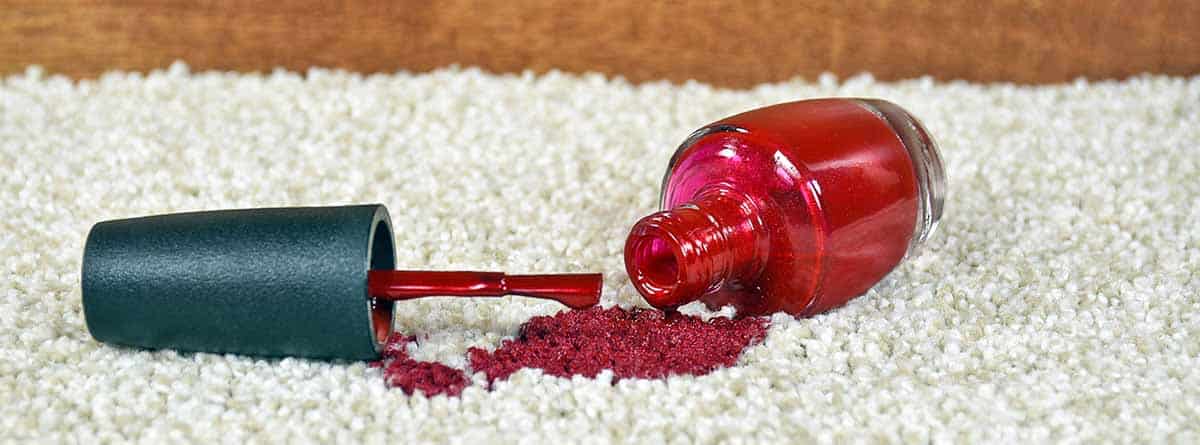 Esmalte de uñas derramado en una alfombra