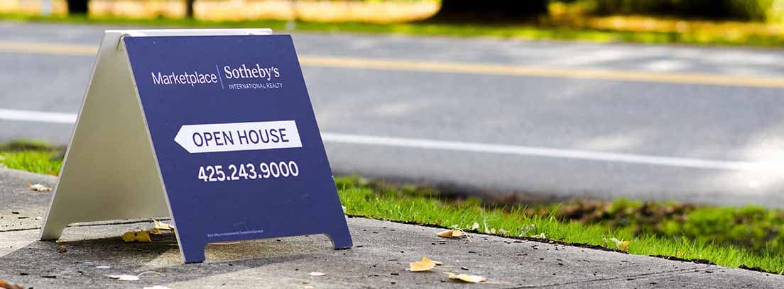 Cartel de venta de una casa gestionada por una agencia inmobiliaria