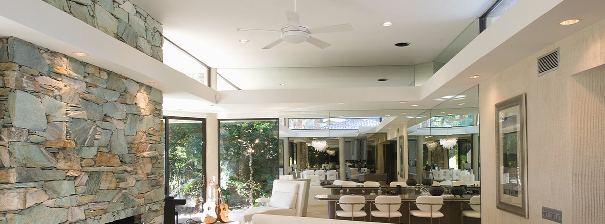 Gran salón con ventilador de techo moderno en blanco