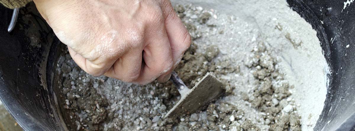 Espátula removiendo cemento