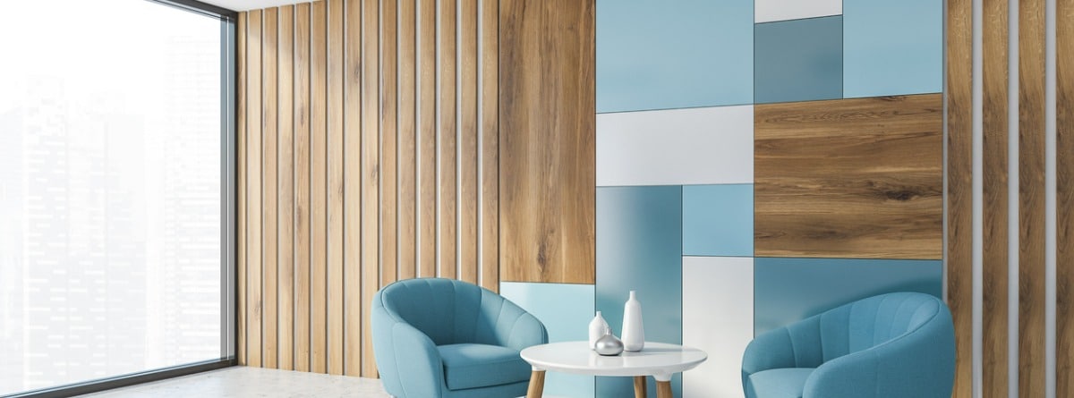 luminoso salón con pared de madera y color azul claro con sillones y mesa
