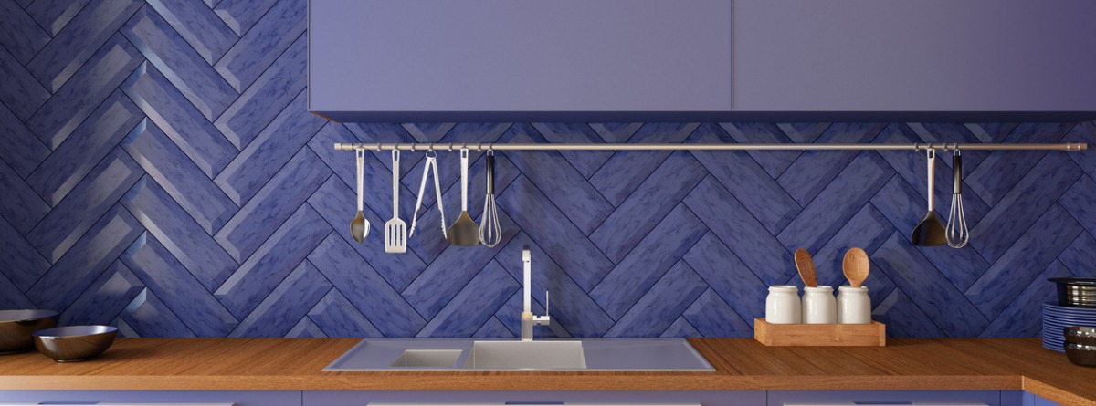 Cocina con encimera y azulejos alargados de color morado