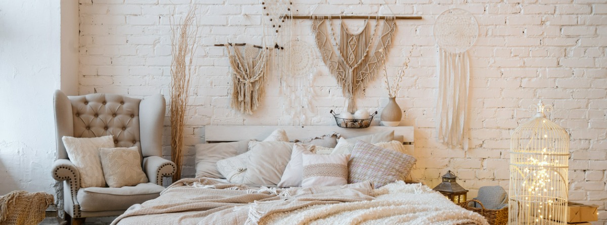 Dormitorio decorado con tapices de macramé