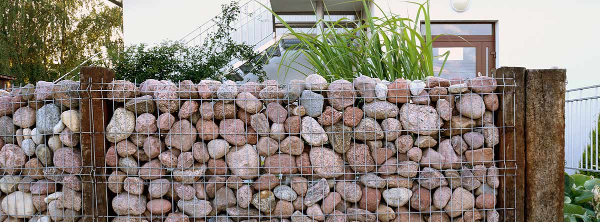 muro de gaviones en un jardín