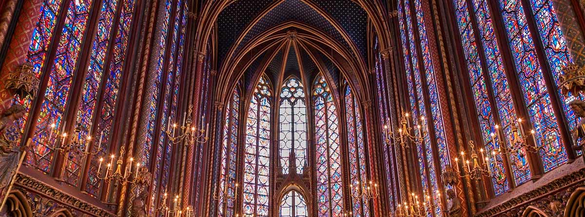 Gran ventanal de una iglesia con vidriera