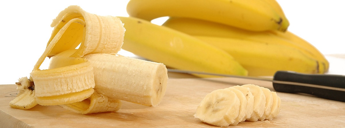 Medio plátano cortado en rodajas sobre una tabla