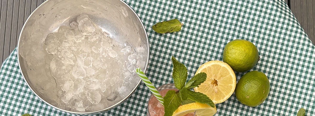 Bebida con hielo triturado junto a un bol con hielo.