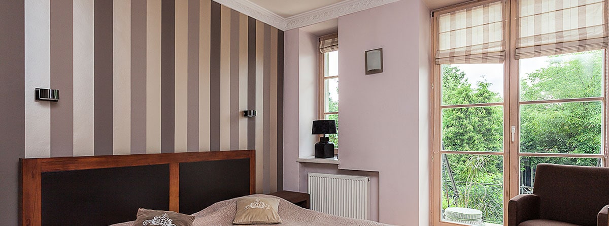 pared de un dormitorio pintada a rayas