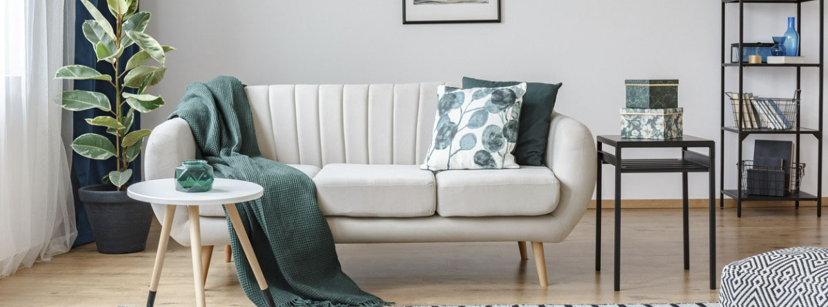 manta verde sobre sofá claro