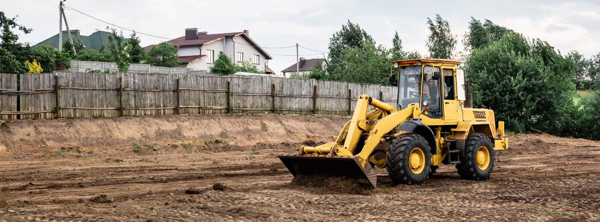 Máquina en trabajos de desbroce de terreno