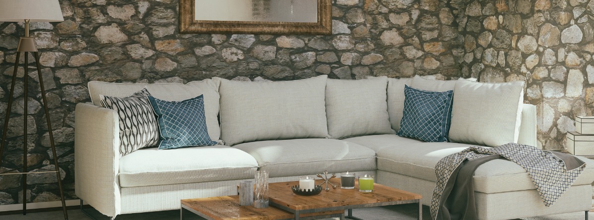 sofá blanco y pared de piedra