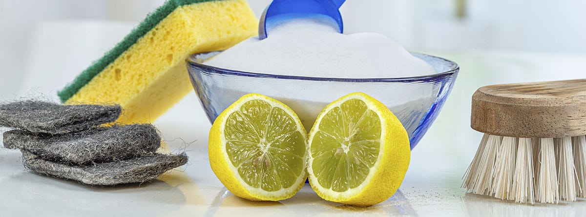 Limón, bicarbonato y estropajos