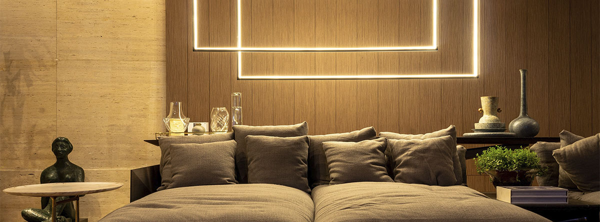 Dormitorio con luces LED en la pared