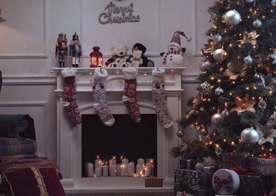 Rincón de una casa decorado con motivos navideños